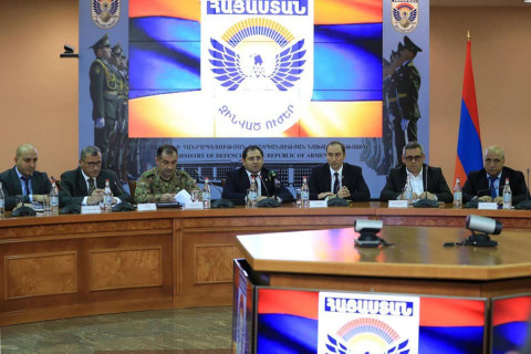 Պապիկյանը հանդիպել է ռազմարդյունաբերական ձեռնարկությունների ներկայացուցիչների հետ