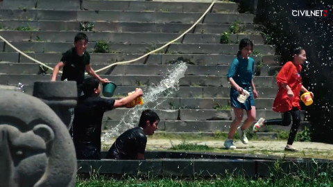 Les Arméniens sortent les seaux d’eau pour la fête de Vardavar