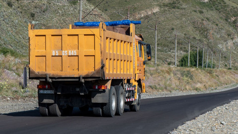 Գերբեռնված բեռնատարները շարունակում են վնասել ճանապարհները․ ի՞նչ են առաջարկում ՏԿԵՆ-ից