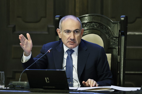 Կազմել նախադասություն «գինի», «կամավոր», «Ենոքավան», «հռչակագիր» բառերով 