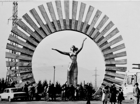 «Аревик» на армяно-азербайджанской границе. История скульптуры