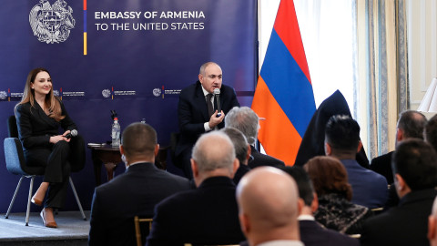 Pashinyan kicks off DC trip by meeting American-Armenian community
