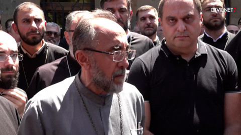 Security officers, riot police enter Ejmiatsin Church compound to detain Archbishop Ajapahyan