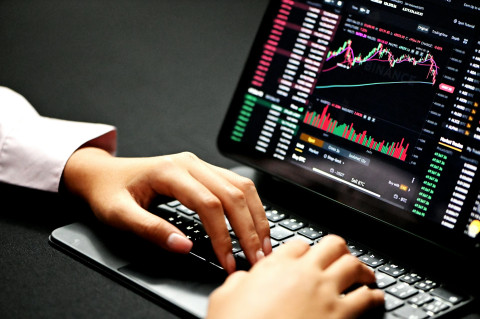 LarockGroup отзывы: заслуживает брокер доверия или нет?