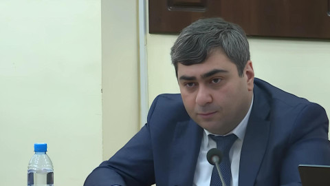 Ավինյանը խիստ նկատողություն է արել քաղաքապետարանի պաշտոնյային և արձակուրդ ուղարկել
