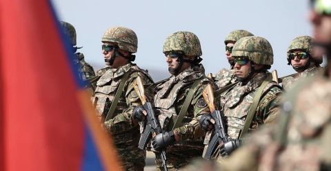 Pachinian réduit la durée du service militaire avant les élections de 2026