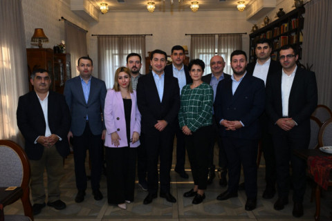 Les Arméniens en visite à Bakou ont soulevé la question du retour des prisonniers lors de leur rencontre avec Hikmet Hajiyev