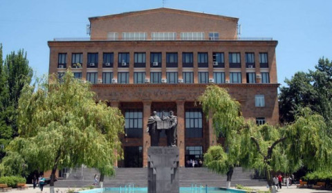 ԵՊՀ ուսանողները պահանջում են վերանայել  դասախոսի ազատման հրամանը