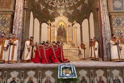 Եկեղեցու դեմ գործողությունները՝ մենատիրության նախերգանք