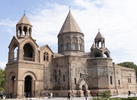 Պետք է դրսևորել պատասխանատվություն՝ զերծ պահելու ժողովրդին աղետաբեր հուզումներից․ Մայր Աթոռ
