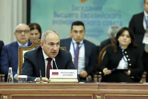 Pashinyan évoque le transit de marchandises via l’Azerbaïdjan lors de la réunion de l’UEEA