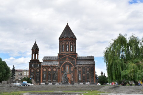 Փաշինյանի այցից առաջ Գյումրու Յոթ Վերք եկեղեցու դռները փակ են
