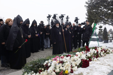 «Օրվա խորհուրդը չխաթարել հարցումներով». Գարեգին Երկրորդն այցելեց Եռաբլուր