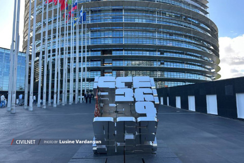 Հայկական տառերը՝ Եվրախորհրդարանի առջև