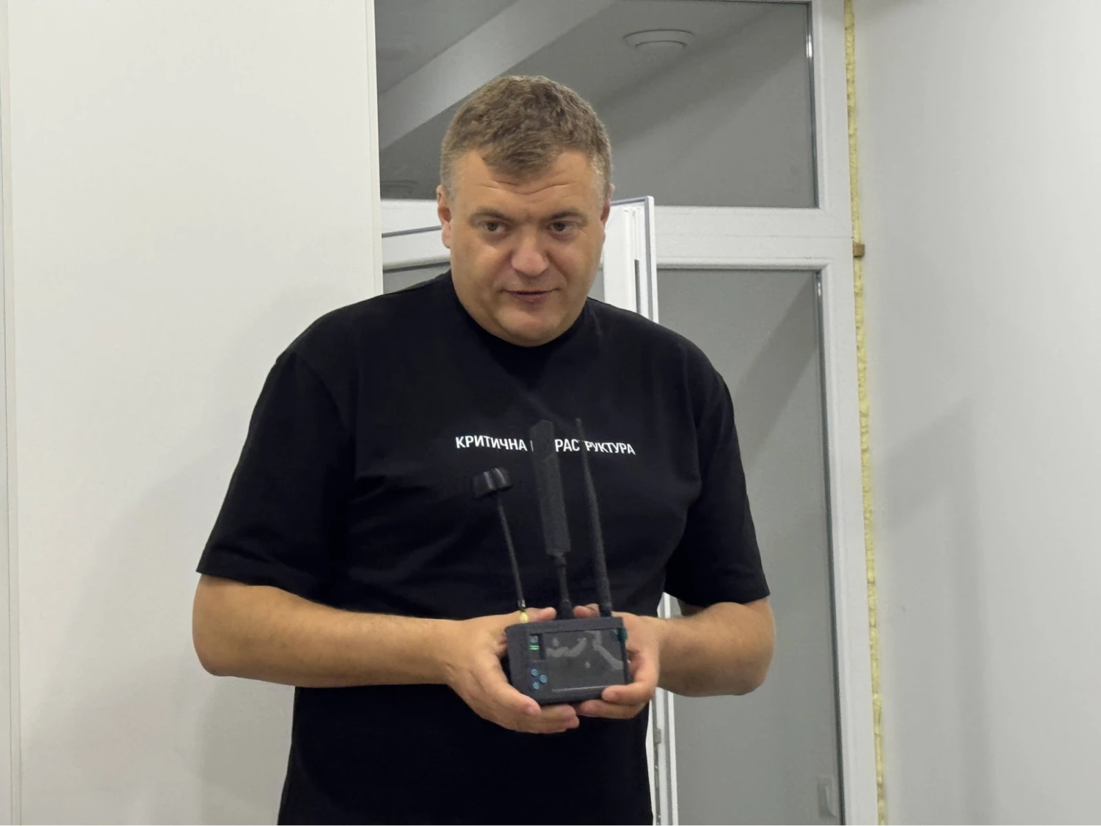 «Մեդիաբազա» կենտրոնի ներկայացուցիչը ցուցադրում է «Չույկա» կոչվող սարքը, լուսանկարը` ՍիվիլՆեթի