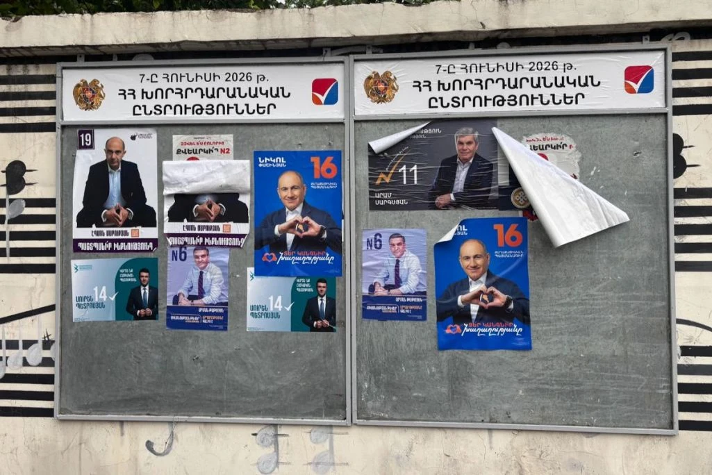 Խորհրդարանական ընտրությունների թեկնածուների նախընտրական պաստառները Երևանում։ Հայաստան, 6 հունիսի 2026 թ.: (Լուսանկարը՝ Աննա Մալաշ, centrumeuropy.pl)
