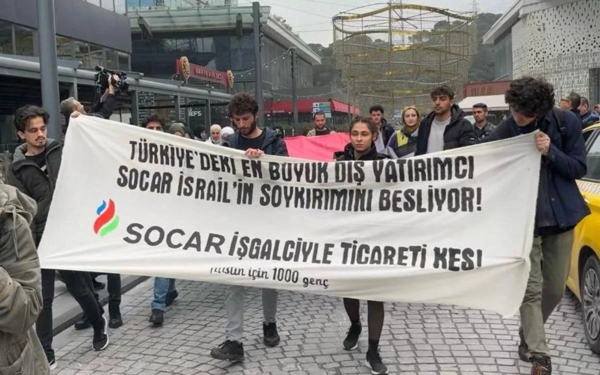 A small protest by Turks in Sarıyer against SOCAR’s involvement in Israel. Source: Bianet English