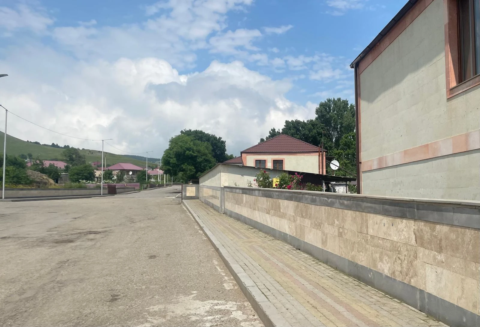 A typical street in Lernahovit.