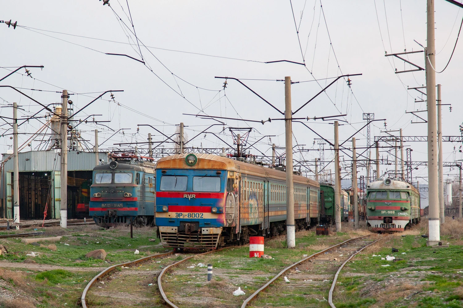Подвижной состав ЮКЖД в ереванском депо, 2024 год. Фото: ER2-1017 / Rail Gallery
