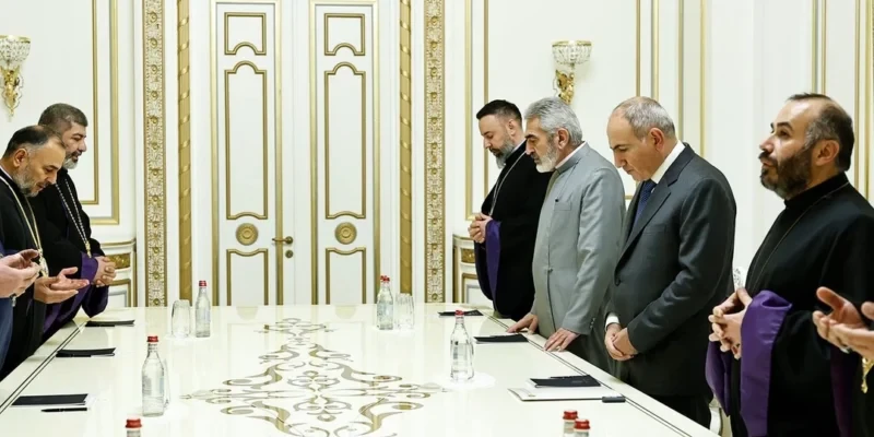 Пашинян и поддержавшие его священнослужители. Фото: Facebook