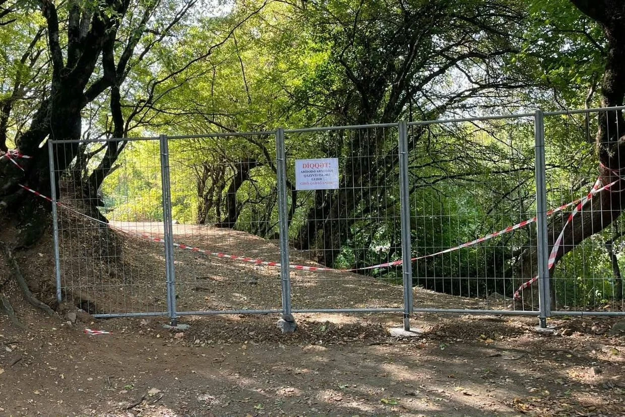 Եկեղեցի տանող ճանապարհին, ըստ հաղորդումների, տեղադրված ցանկապատն ու նախազգուշացնող ցուցանակը