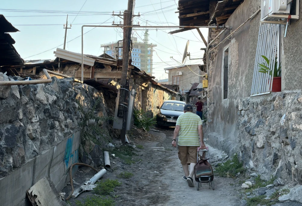 Unpaved streets in Kond - the neighborhood's infrastructure has been largely abandoned for decades.