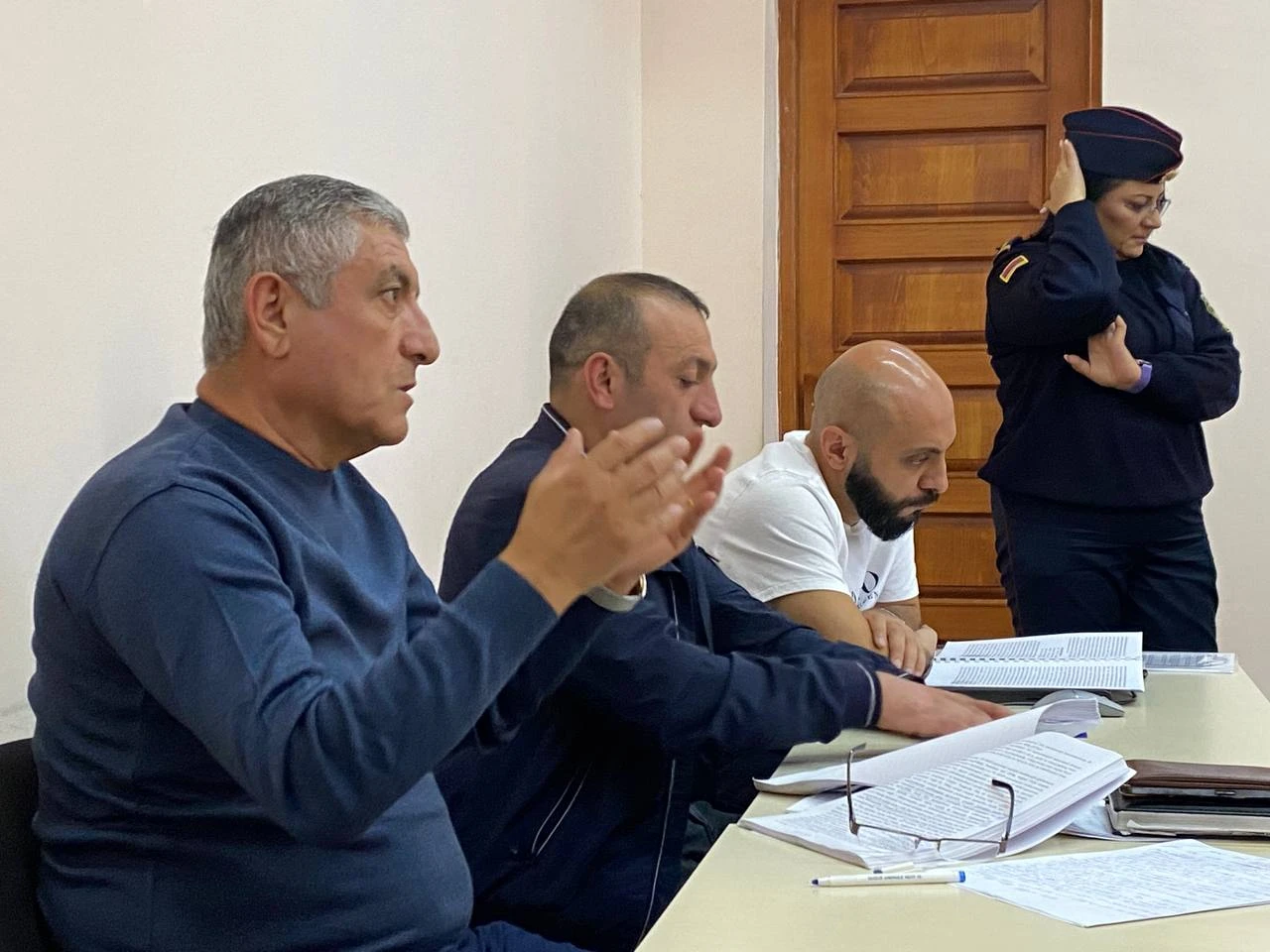 Գեղամ Աբրահամյանի փաստաբան Մհեր Հակոբյանը (Ձախից՝ երրորդը)։