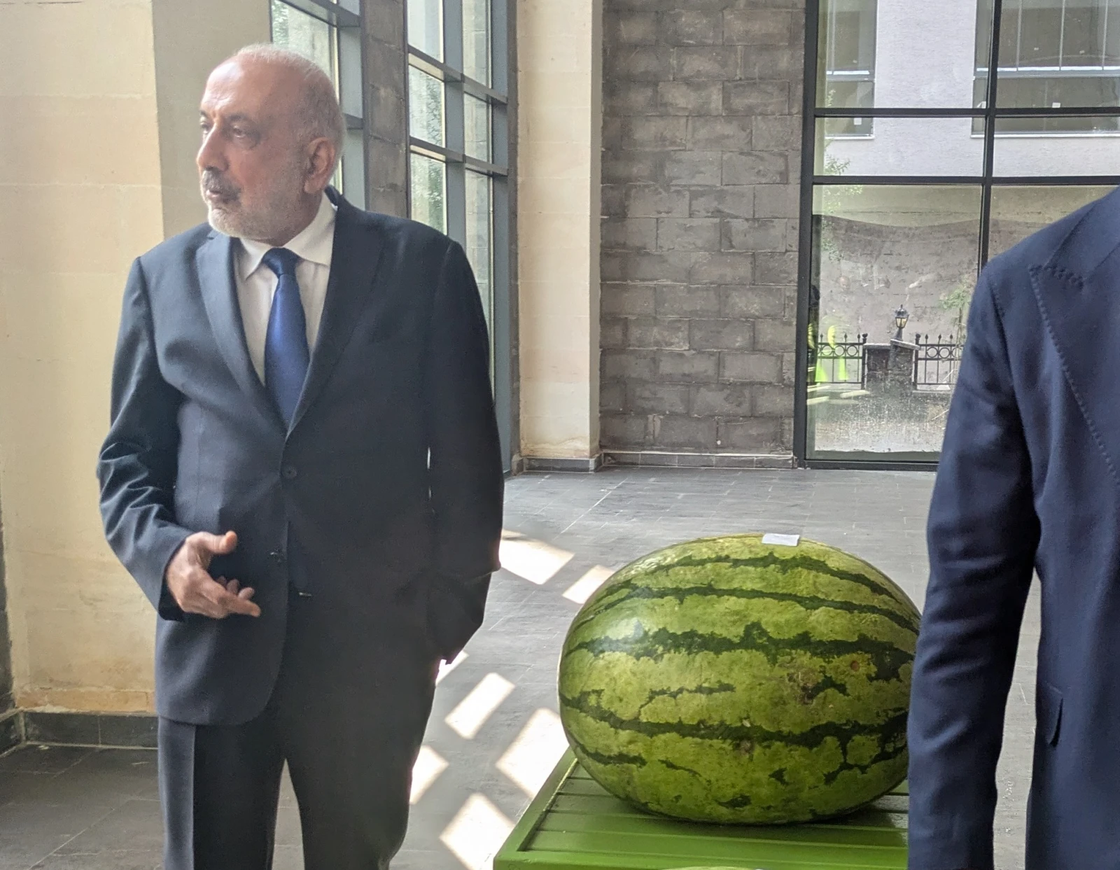 Դիարբեքիրի առևտրաարդյունաբերական պալատի տնօրենների խորհրդի նախագահ Մեհմեթ Կայան հայ և թուրք լրագրողների ցույց է տալիս համայնքում աճող մեծ ձմերուկները, Դիարբեքիր, Թուրքիա